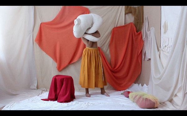 Screenshot fra videoværk: Signe Maria Friis, 'Vi skulle folde os ud sammen her. Du bad mig huske på min dans.', 2020.